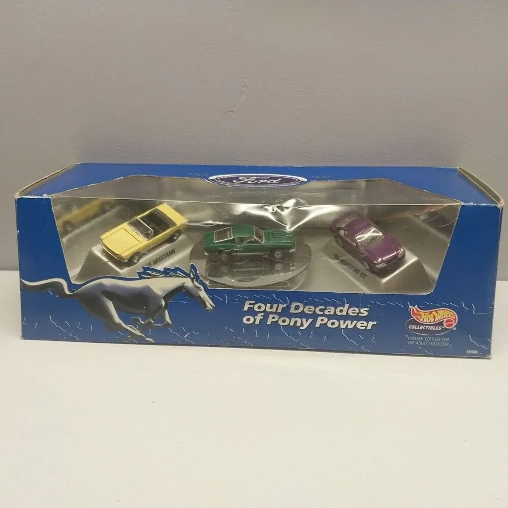 Hot Wheels Ford Four Decades of Pony Power Mustang 3 Car Gift Set Diecast 1:64